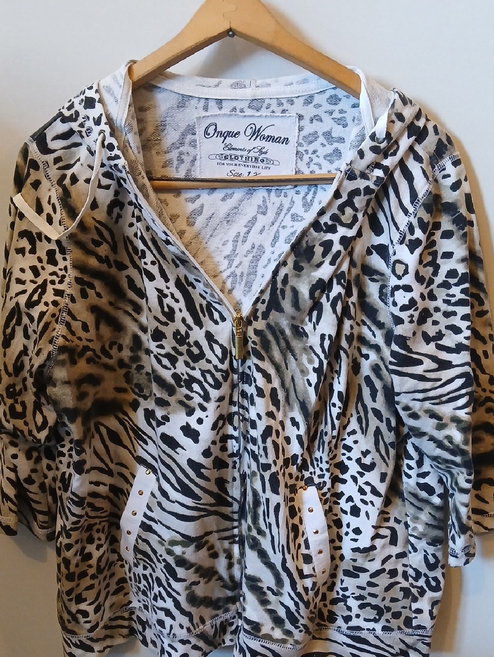 Onque Woman 1X Cream and Black Animal Print 3/4 Sleeve Hoodie